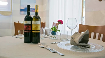 Table dressée dans la salle du restaurant