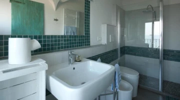 Internes Badezimmer mit Duschkabine