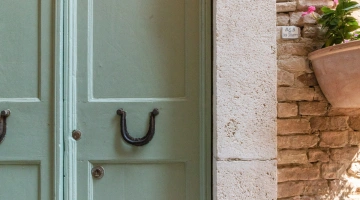 Dettaglio del portone di ingresso