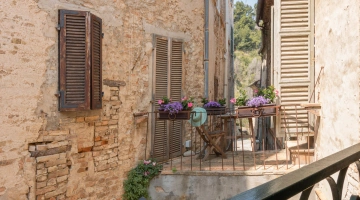 Balconcino arredato comune