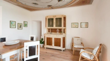 Sala comune con soffitto affrescato