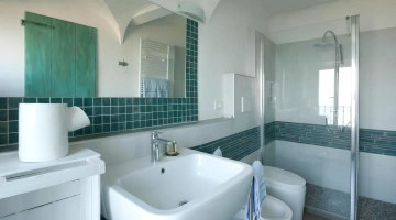 Bagno interno con box doccia