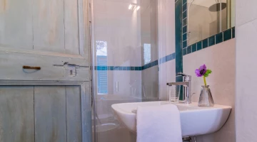 Privates Badezimmer mit Duschkabine