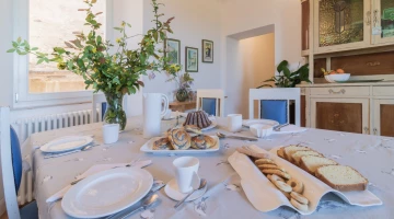 Frühstück im Zimmer angerichtet