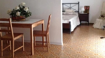 Appartamento con camera e cucina