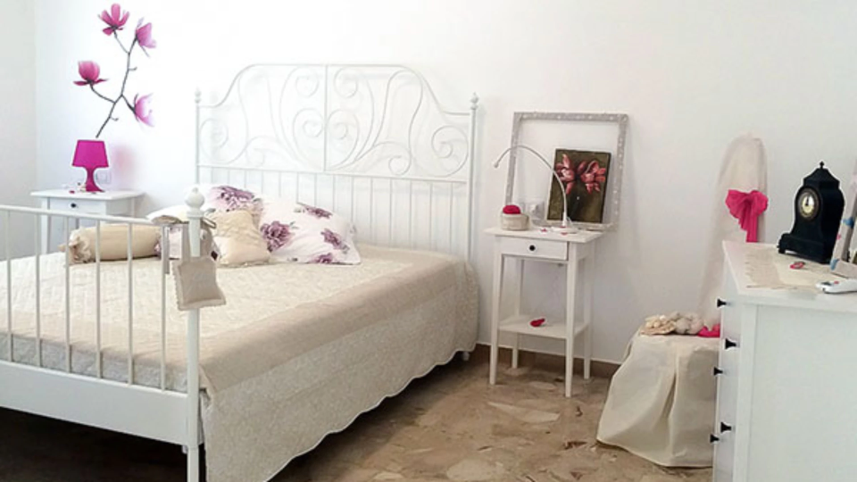 Camera matrimoniale con letto in ferro battuto