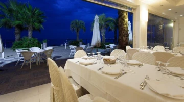 Restaurant room with sea view
