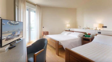 Classic triple room with private balcony