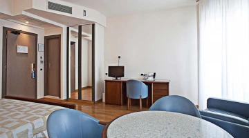 Classic double room with TV and desk