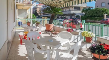 Furnished shared terrace