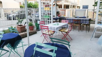 Furnished internal courtyard