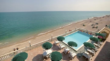 Panoramaterrasse mit Swimmingpool