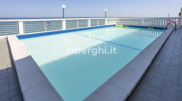 Schwimmbad mit Solarium auf der Terrasse mit Blick auf das Meer