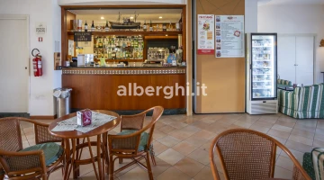 Barbereich mit Tischen und Sofas ausgestattet