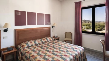 Schlafzimmer mit Doppelbett