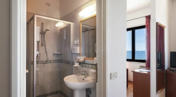 Internes Badezimmer mit Duschkabine