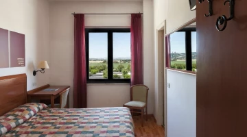 Schlafzimmer mit Doppelbett