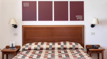 Schlafzimmer mit Doppelbett