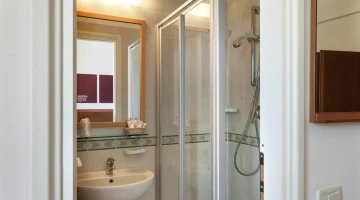 Badezimmer mit Duschkabine