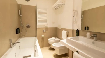 Badezimmer mit Badewanne und Dusche