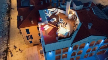Panoramaterrasse bei Nacht