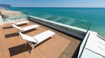 Panoramic terrace with solarium