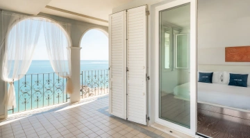 Suite with large terrace overlooking the sea