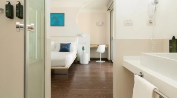 Badezimmer mit Haartrockner im Deluxe-Zimmer