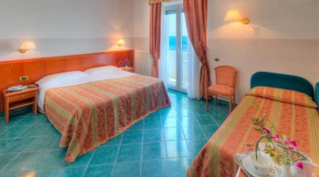 Dreibettzimmer mit eigenem Balkon und Blick auf das Meer