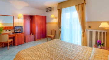 Doppelzimmer mit TV und Schreibtisch