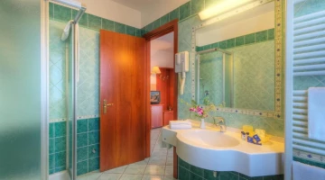 Privates Badezimmer mit Duschkabine