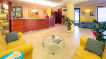 Rezeption und Gemeinschaftsbereich in der Lobby