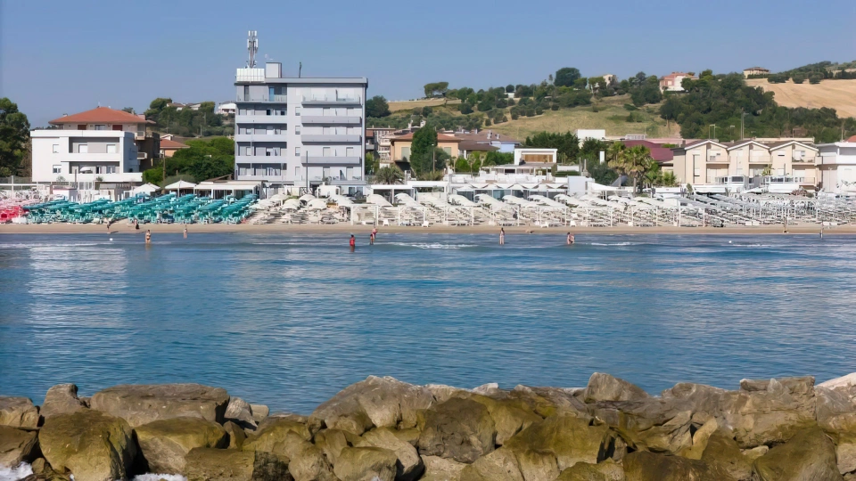 Vista dell'hotel dalla spiaggia