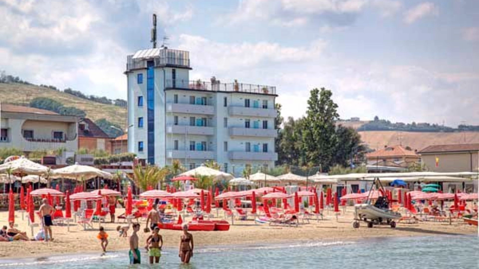 Blick auf das Hotel vom Strand aus