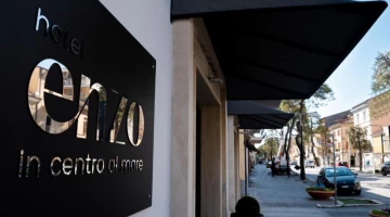 Außenansicht des Hotels Enzo