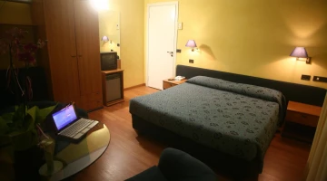 Elegant double room with TV and minibar