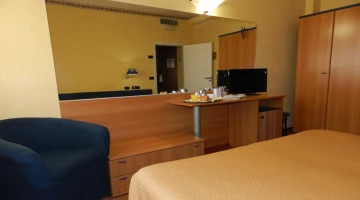 Comfort double room with TV and desk