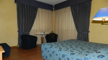 Elegant double room with sofas