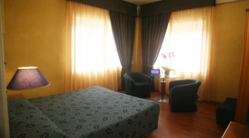 Elegant double room with sofas