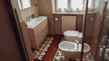 Bathroom with shower cubicle in Il Calice single room