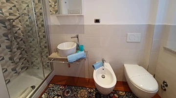 Bathroom with shower cubicle in the La Bottiglia double bedroom