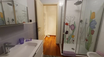 Bathroom with shower cubicle in La Magnum triple room