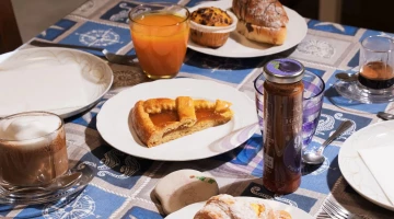 Breakfast in the common room with express coffee shop