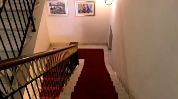 Rooms also accessible by stairs