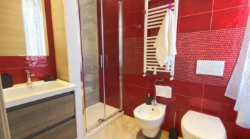 Badezimmer mit Doppelbett