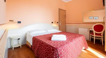 Double bedroom with desk