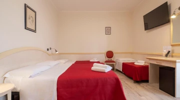 Quadruple room with TV and desk