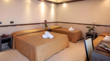 Quadruple room with desk