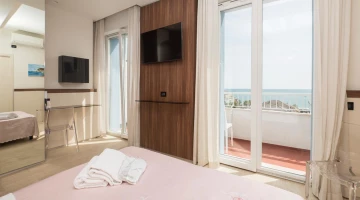 Sea view suite with TV