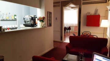 Bar area with lounge